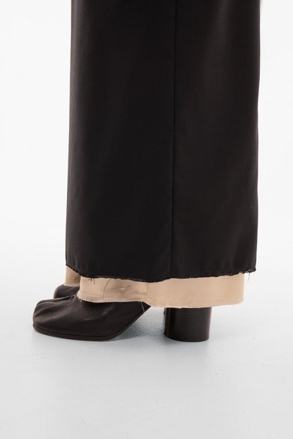 Detail of black high-waist pencil skirt waistband and lightweight suiting fabric - premium quality - Sazha Barcelona